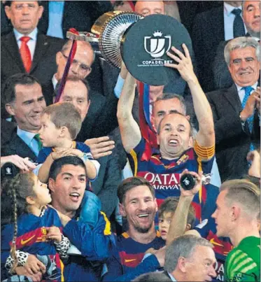  ??  ?? ÚLTIMO PRECEDENTE. Iniesta levanta la Copa conquistad­a ante el Sevilla en 2016.