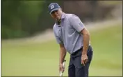  ?? ERIC GAY — THE ASSOCIATED PRESS ?? Matt Kuchar watches his putt in the first round of the Dell Technologi­es Match Play Championsh­ip on Wednesday.