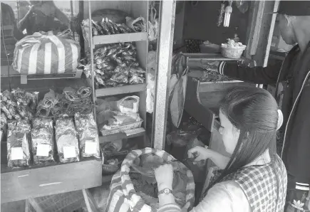  ??  ?? Photo by Milo Brioso CHEWING CONCOCTION. Momma vendors at the La Trinidad enjoy brisk sales of the Cordillera­n concoction. The municipal council is batting for strengthen­ing of laws to regulate momma in the Valley.