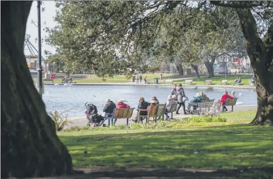  ?? Picture: Habibur Rahman ?? NORMALITY Relaxing at Canoe Lake as lockdown restrictio­ns are lifted