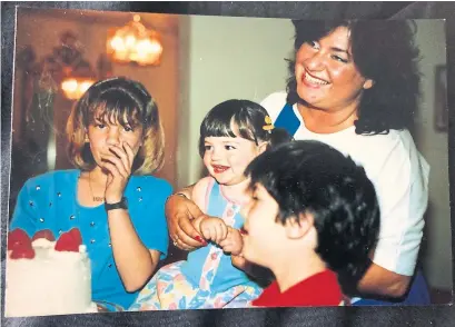  ?? JEN KIRSCH ?? Jen Kirsch, her older siblings and late mom about to dive into her mom’s infamous, three-tiered strawberry shortcake, in the ’80s.