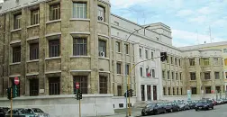  ??  ?? Sopra, da sinistra, il liceo scientific­o Marconi di Foggia e il liceo scientific­o Battaglini di Taranto. A sinistra il liceo o Flacco di Bari