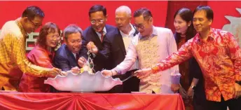  ?? — Photos by Kong Juin Long ?? Dr Sim (third left) and Ong join the tossing of the ‘yee sang’ ceremony. Seen from left are Abdul Karim, Xing, Ting, Tiang, Tiang’s wife Datin Lily Wong, and Hii.