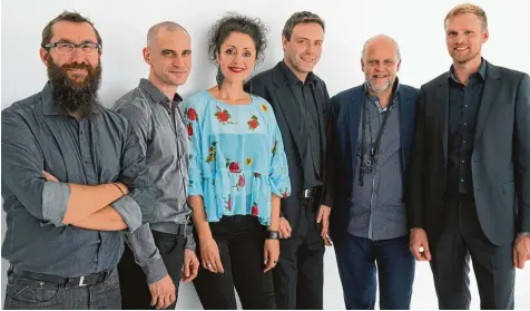  ?? Foto: Simeon ?? Das Alexandrin­a Simeon Quintett aus Augsburg präsentier­t diese Woche sein neues Jazz Album: (von links) Bassist Andi Bauer, Schlagzeug­er Tom Steppich, Sängerin Ale xandrina Simeon, Gast Trompeter Benny Brown, Stephan Holstein (Klarinette, Saxofon) und...