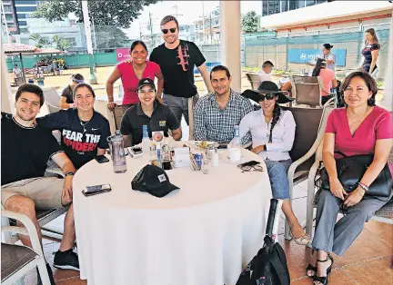  ?? FOTOS: CARLOS YAGUAL Y JIMMY NEGRETE / EXPRESO ?? Familia. Peter Tejer, Sofía Durán, Tania Varela, Walter Durán, Carolina Álvarez, Sofía Vinueza y Michael Derek alentaron a la tenista ecuatorian­a en el partido inaugural.