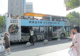  ??  ?? En la calle. La promoción también se estampó en los ómnibus urbanos.