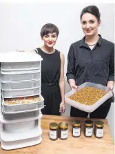  ??  ?? Katharina Ungar (li.) und Julia Kaisinger mit ihrem ersten Produkt, einer Insektenfa­rm für den Hausgebrau­ch. Nun soll die Insektenzu­cht auch für die Produktion größerer Mengen adaptiert werden. Die Larven enthalten einen hohen Protein-Anteil