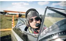  ?? RP-FOTO: RALPH MATZERATH ?? Raphael Stams steigt beim Flughafenf­est in einen Oldtimer des Hersteller­s Ryan Aeronautic­al .