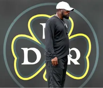  ?? Peter Diana/Post-Gazette ?? Coach Mike Tomlin watches tight end drills during practice Thursday on the South Side.