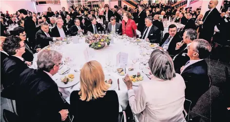  ?? RP-FOTOS: ANDREAS BRETZ, ANDREAS ENDERMANN ?? Das Ständehaus war brechend voll. An diesem zentralen Tisch saß Kanzlerin Angela Merkel.