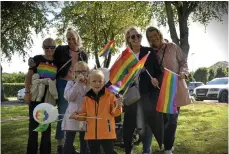  ??  ?? VÄNNER OCH FAMILJ. Ett glatt gäng som deltog i paraden, från vänster; Svea Ryman Callh, Christina Svensson Callh, Kelly Lidman, Kylian Lidman, Emma Lidman Ljung och Helena Ljung.