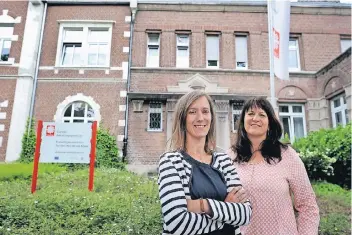  ?? RP-FOTO: MARKUS VAN OFFERN ?? Die Personalle­iterinnen Claudia Turinsky und Alexia Meyer (von links) vor dem Caritas-Gebäude in Kleve.