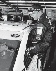 ?? AP/RAINIER EHRHARDT ?? NASCAR Sprint Cup driver Matt Kenseth climbs into his car during Friday’s practice for Sunday’s Geico 500 at Talladega Superspeed­way in Talladega, Ala. Kenseth was involved in a physical altercatio­n with Brad Keselowski after last week’s race, but said...