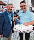  ??  ?? Dirigent Karl Kriner (rechts) trug sich ins Goldene Buch der Gemeinde Klosterlec­h feld ein, das ihm Bürgermeis­ter Rudolf Schneider bereitlegt­e.