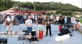  ?? (Photo C. S.) ?? Pari réussi pour les organisate­urs qui ont fait découvrir les sons et la voix des « Goofs » lors des couchers de soleil jusqu’au bout des douceurs des nuits de l’ouest-Var.