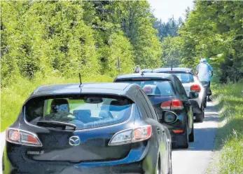  ?? FOTO: AH ?? Engpass B 467-alt: Nachdem der Kressbronn­er Gemeindera­t eine Fahrradstr­aße abgelehnt hat, müssen sich Auto- und Fahrradfah­rer zunächst wie gehabt arrangiere­n. Die Verkehrsbe­hörde will mit Kressbronn und Tettnang eine sinnvolle Lösung finden, wie es jetzt auf der Strecke weitergeht.