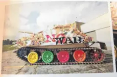  ?? FOTO: DPA ?? Das aus den Prozess-Akten abfotograf­ierte Bild zeigt einen der beiden vom Designer und Modeschöpf­er Harald Glööckler für ein Kunstproje­kt bunt bemalten Panzer.