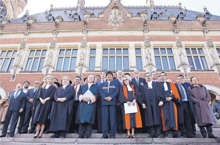  ??  ?? ► El Presidente de Bolivia, Evo Morales, ayer junto a los abogados internacio­nales de su país y al resto de la delegación en el frontis del Palacio de la Paz.