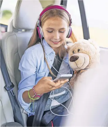  ?? FOTO: IMAGO ?? Hörbücher sind in gutes Mittel gegen Langweile auf langen Autofahrte­n.