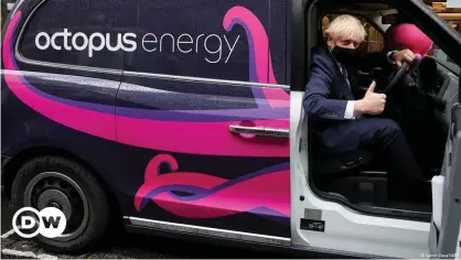  ??  ?? El primer ministro británico, Boris Johnson, posa en un automóvil eléctrico en Londres.