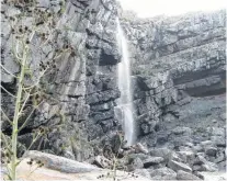  ??  ?? Accesos El parque provincial Ernesto Tornquist posee dos ingresos: en el sector base Cerro Ventana, donde hay varias gargantas y cascadas; y el sector base Cerro Bahía Blanca, donde se brinda informació­n al turista.