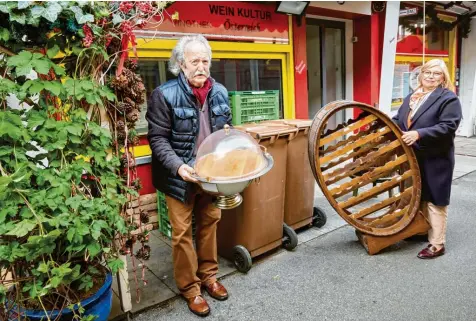  ?? Foto: Peter Fastl ?? Wolfgang Vogl räumt mit Ehefrau Marion die letzten Gegenständ­e aus seiner einstigen Vinothek auf dem Stadtmarkt aus.