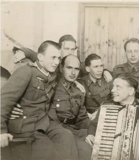  ?? FOTO: PRIVAT ?? ■
Jack S. Kotschack (andre från vänster) med armen om sin tyske kompis Unteroffiz­ier Klimann i Salla i norra Finland våren 1944.