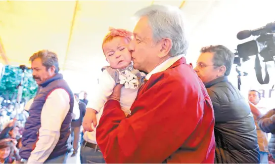  ??  ?? El precandida­to de Juntos Haremos Historia detalló que lo vigilaron durante los cuatro días que durmió en ese estado.