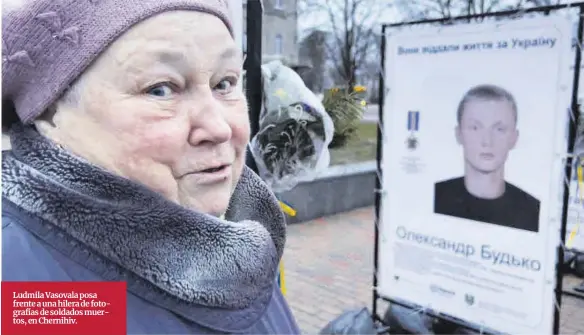  ?? ?? Ludmila Vasovala posa frente a una hilera de fotografía­s de soldados muertos, en Chernihiv.