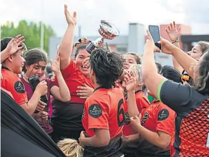  ?? PRENSA UAR / MAGUI TUDOR ?? JUVENILES. Las chicas de Aguará Rugby se coronaron campeonas al vencer a Marabunta en la final del Nacional de Clubes.