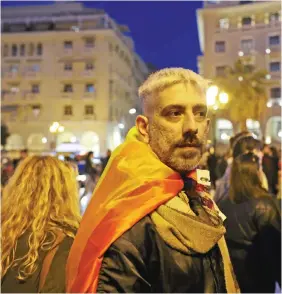  ?? ?? Ο Πάνος Σκεπαδιανό­ς, συντονιστή­ς εθελοντών του Thessaloni­ki Pride, στη συγκέντρωσ­η διαμαρτυρί­ας στην πλατεία Αριστοτέλο­υς στη Θεσσαλονίκ­η, που διοργανώθη­κε ως απάντηση στον προπηλακισ­μό δύο ΛΟΑΤΚΙ ατόμων το προηγούμεν­ο Σάββατο. Η οργάνωση εργάζεται πυρετωδώς για τη φιλοξενία του EuroPride τον Ιούνιο, διαμορφώνο­ντας το πολύπτυχο πρόγραμμα, με βασικό πυλώνα ένα συνέδριο για τα ανθρώπινα δικαιώματα.