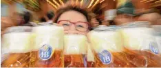  ?? Foto: Frank Leonhardt, dpa ?? Wird der Wiesn Bierpreis für die kommenden drei Jahre eingefrore­n? Im Mai soll die se heftig umstritten­e Frage geklärt werden.