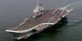  ?? AP VIA XINHUA ?? LONE CHINESE CARRIER The Chinese aircraft carrier, Liaoning, shown in this May 2012 file photo while on a test cruise, plays host to senior United States Navy officers amid tensions over Washington’s reported plans to challenge Beijing’s territoria­l...