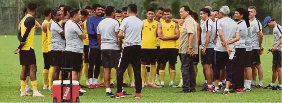  ?? [FOTO IQMAL HAQIM ROSMAN /BH] ?? Hamidin memberikan taklimat kepada pemain Harimau Malaya ketika sesi latihan di USIM, Nilai, semalam.