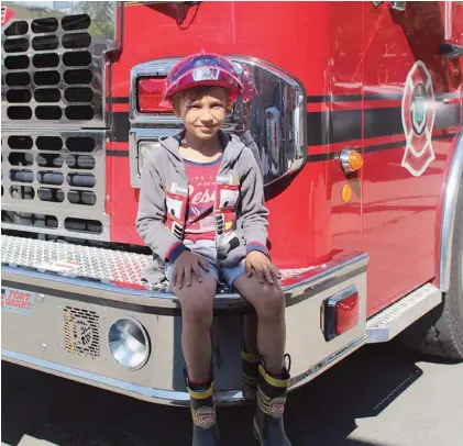  ??  ?? Bottes, chandail de pompier, casque avec visière, Pierrot porte le parfait équipement de pompier.