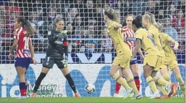  ?? foto: efe ?? Lola Gallardo evitó que la goleada del Barça fuera mayor con paradas de mérito y deteniendo un penalti a Mariona pero el poder ofensivo culé fue demasiado para un Atlético que perdió a Ludmila antes del descanso