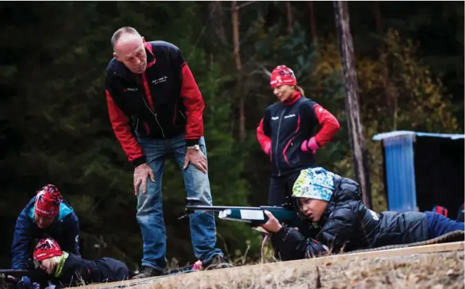  ?? FOTO: NICOLAI GAUSTAD OLSEN ?? Som leder av skiskytter­gruppa i Torridal stiller Nils Aurebekk opp på hver eneste trening, som her hvor han instruerer unge skiskytter­e i standplass­drill.