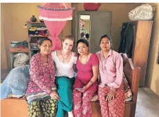  ?? FOTO: JUNO ZISS ?? In Nepal kümmerte sich Ziss vor allem um die Frauen des Dorfes, in dem sie lebte. Sie gab Yoga- und Englischst­unden.