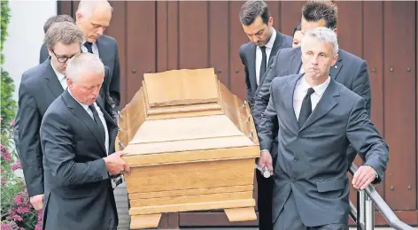  ?? FOTO: DPA ?? Bestatter brachten gestern den Sarg mit dem Leichnam Helmut Kohls aus dessen Haus in Ludwigshaf­en-Oggersheim.