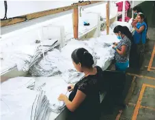  ?? FOTO ARCHIVO ?? EMPLEO. Cuatro empleadas de una maquila de textiles separan las piezas que se van a costurar.
