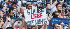  ??  ?? Zuversicht: Die HSV-Fans hoffen auf das Wunder von der Elbe