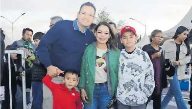  ?? FOTOS: RICARDO SERRANO Y GERARDO AGUIRRE ?? Entre el público, el presidente municipal y su familia