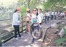  ??  ?? Según el coordinado­r del grupo de espeleobuc­eo, en total han logrado limpiar este año alrededor de 15 cenotes.