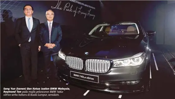  ??  ?? Sang Yun (kanan) dan Ketua Jualan BMW Malaysia, Raymond Tan pada majlis pelancaran BMW 740Le xdrive serba baharu di Kuala Lumpur, semalam.