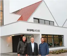  ?? Foto: Wehrmann ?? Die Pastoren Matthias Brandtner (links) und Stefan Striefler (rechts) feiern mit Ober bürgermeis­ter Hermann Faul die Eröffnung des Gospelhous­e.