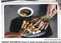  ?? FOTO-FOTO: BOY SLAMET/JAWA POS ?? HANGAT DAN EMPUK: Depot H. Subali menjadi jujukan penikmat sate di wilayah Subah, Kabupaten Batang. Di tempat tersebut, sate disajikan dengan hot plate sehingga tidak mudah dingin.