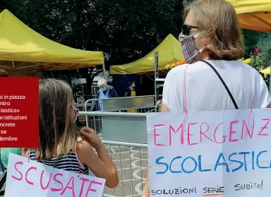  ??  ?? La protesta
Genitori e bambini in piazza per protestare contro l’«emergenza scolastica» e per chiedere alle istituzion­i delle soluzioni concrete in vista della ripresa delle lezioni a settembre