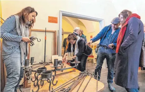  ?? FOTO: CHRISTIAN FLEMMING ?? Unmengen von Büchern, aber auch Schranktür­en, große Lampen, Schränke und Vitrinen konnten auf dem Flohmarkt desCavazze­n erstanden werden. Vieles davon fand auch neue Besitzer.