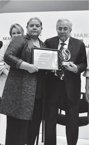  ?? FOTO: MARCO RUIZ ?? Andrea Miranda recibe el reconocimi­ento de manos del gobernador de Sinaloa, Rubén Rocha Moya, en el Día Internacio­nal de la Mujer.