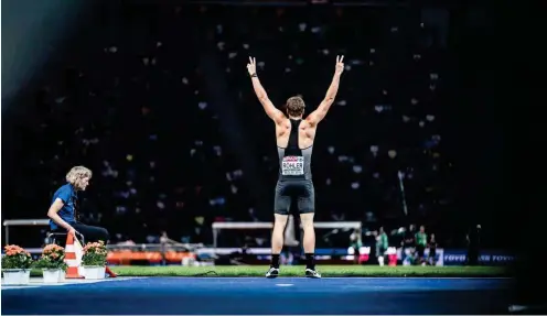  ?? Foto: imago/Sebastian Wells ?? Thomas Röhler jubelt im Olympiasta­dion über seinen Goldwurf.